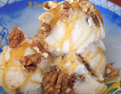 Παγωτό με μέλι, σταφίδες και καρύδια