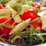 Salad with arugula,  μοτσαρέλα 
