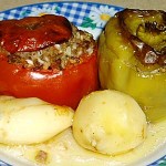Ντομάτες, πιπεριές γεμιστές με κιμά