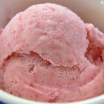 Nonfat frozen yogurt with strawberries